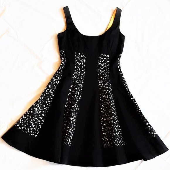 Maggy London Dresses & Skirts - HP! Maggie London empire waist fit+flare dress